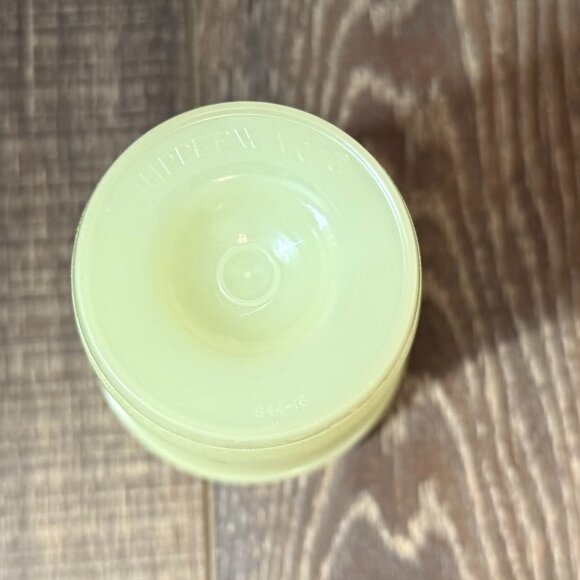 Tupperware Quick Shake Container with Insert - Picture 8 of 16